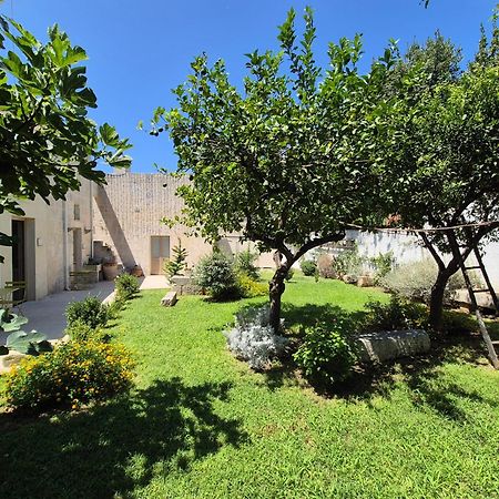 Casa Frea Dimora Storica Acomodação com café da manhã Martano Exterior foto